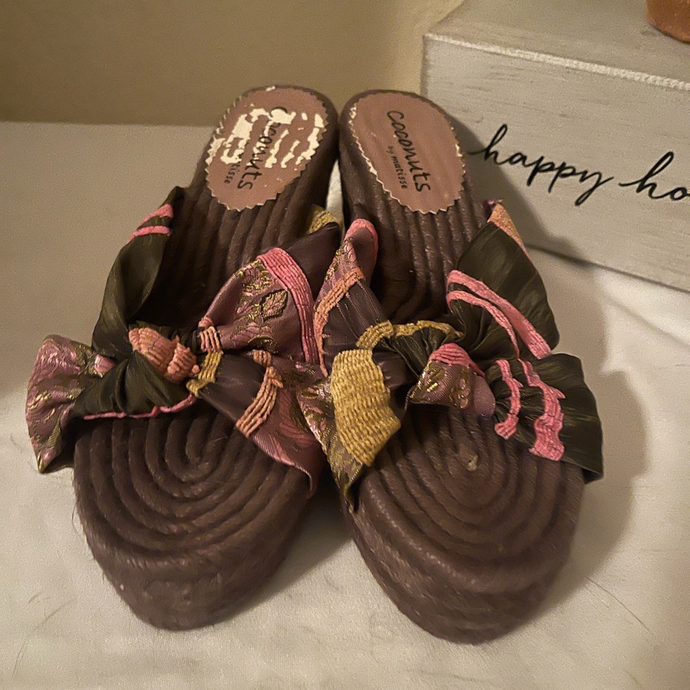 Coconuts by Matisse wedge Sandal size 7